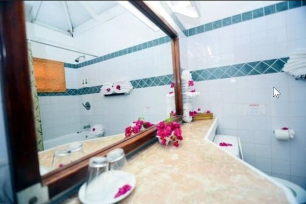 Hummingbird Beach Resort (Mamin)